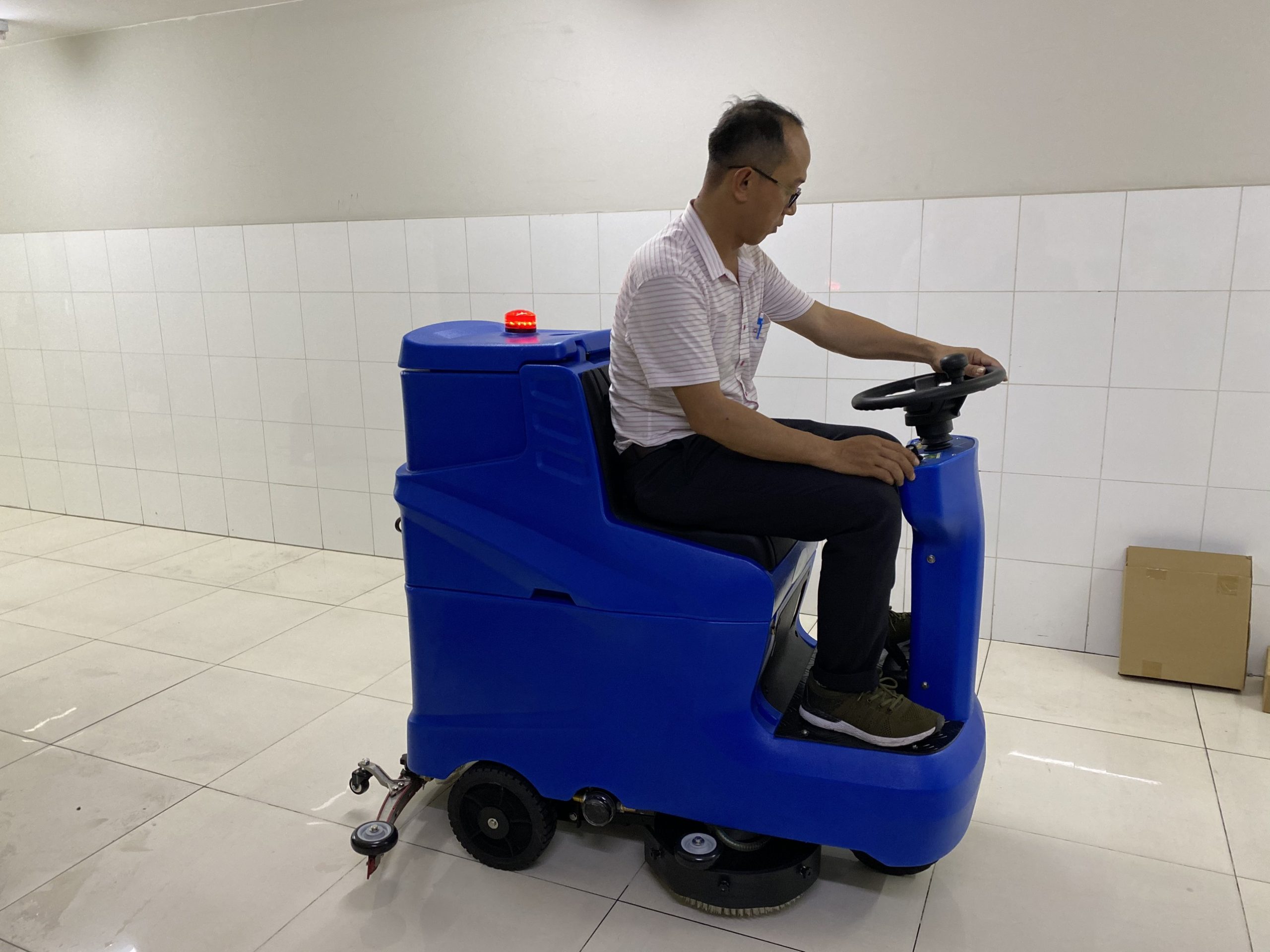 Máy lau sàn ngồi lái chuyên dụng
